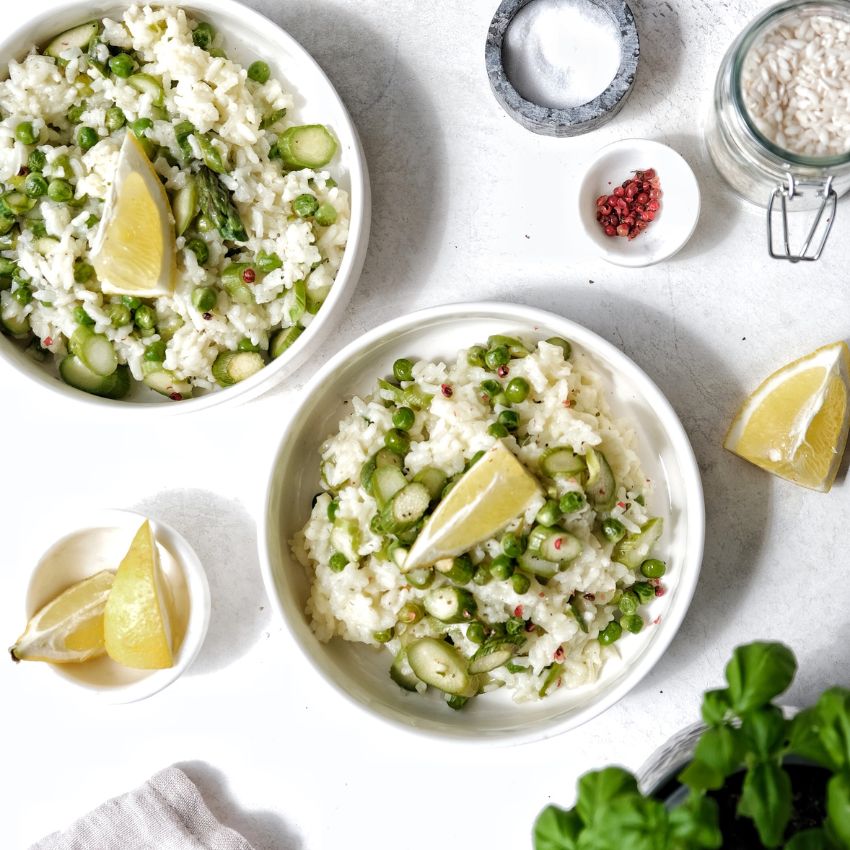 Frühlingsrisotto mit grünem Spargel und Erbsen