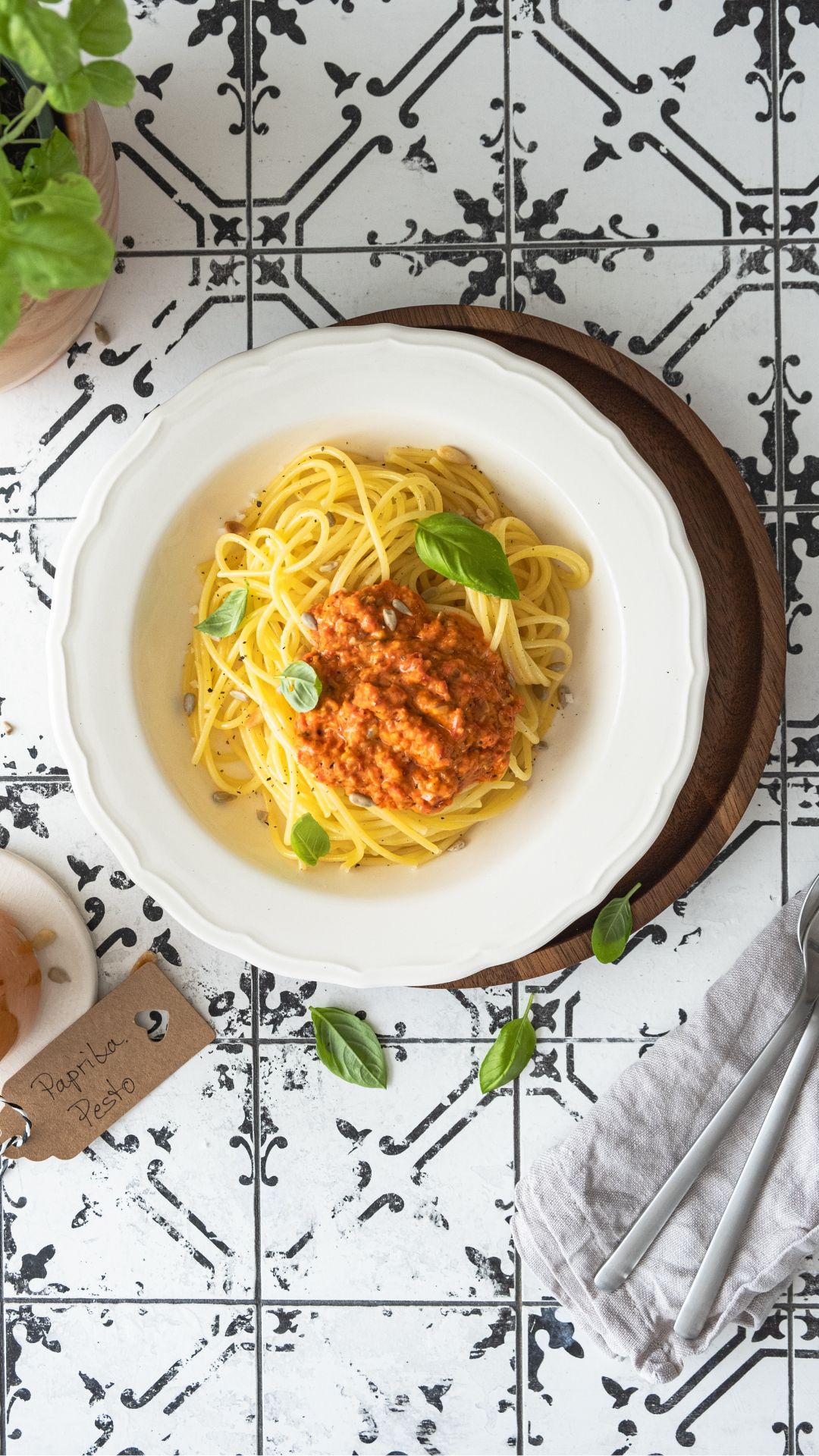 Veganes Paprika-Pesto mit Spaghetti im Teller angerichtet