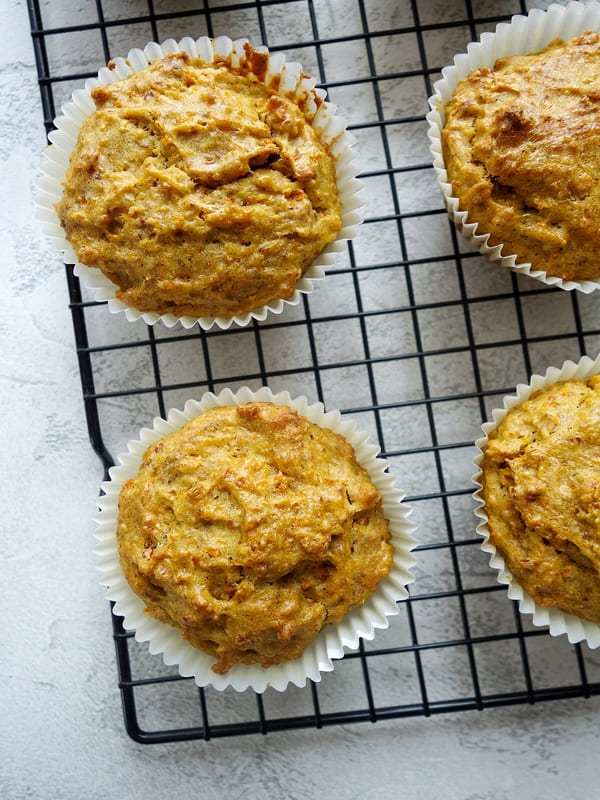 Einfaches Rezept für Karotten-Muffins mit veganem Frischkäse-Topping