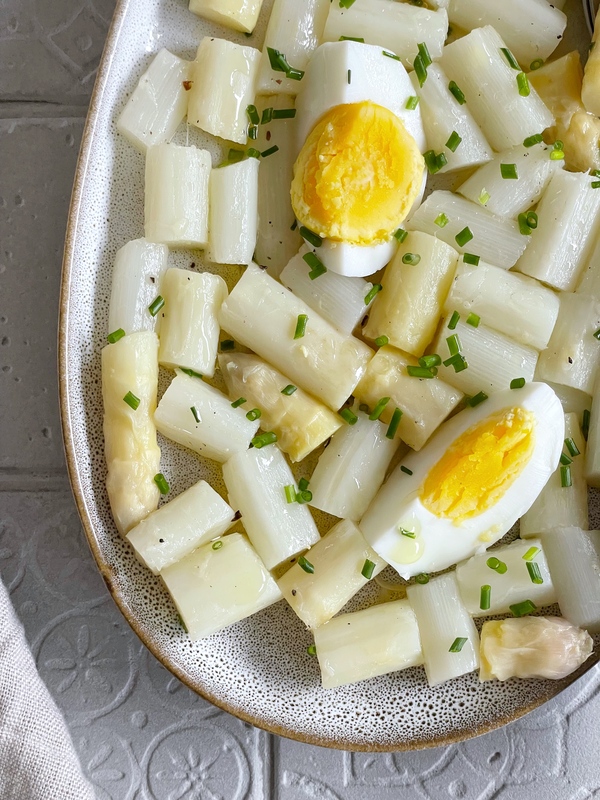 Leckeres Rezept für Spargelsalat mit Ei und Schnittlauch-Dressing 