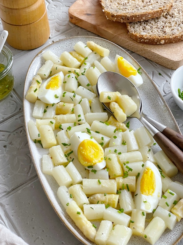 Leckeres Rezept für Spargelsalat mit Ei und Schnittlauch-Dressing 