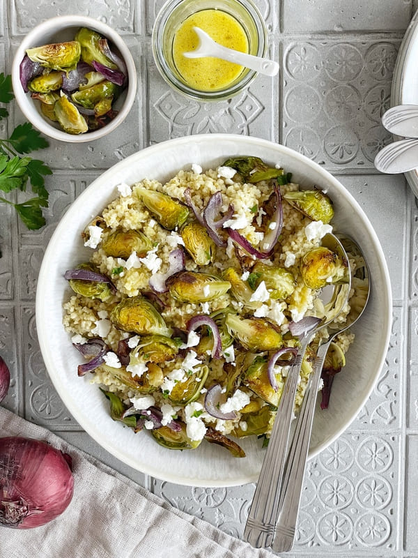 lauwarmer Hirse-Rosenkohl-Salat mit Feta